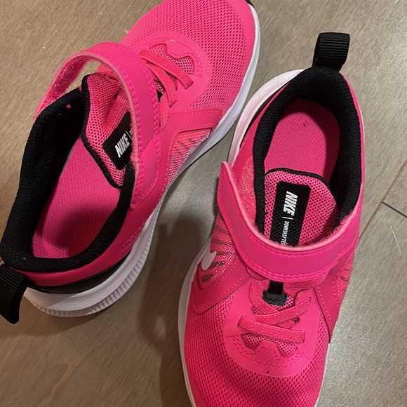 Pink Nikes - Picture 4 of 4